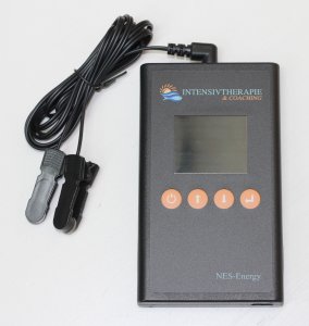 Abgebildet ist ein Neuro Elektrisches Stimulationsgerät mit angesteckten Elektroden. 